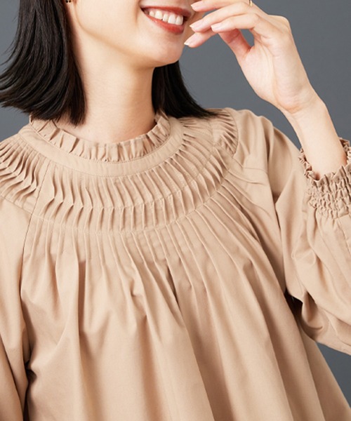BELLUNA PLUS(ベルーナ)の「タックデザインフリル衿ブラウス(シャツ/ブラウス・レディース・ベージュ/ブラック・MEDIUM/LARGE/X-LARGE)」の1枚目の写真