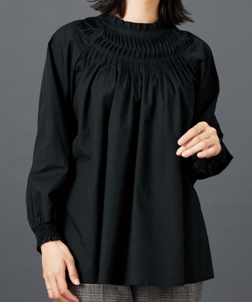 BELLUNA PLUS(ベルーナ)の「タックデザインフリル衿ブラウス(シャツ/ブラウス・レディース・ベージュ/ブラック・MEDIUM/LARGE/X-LARGE)」の2枚目の写真