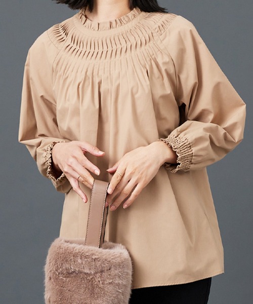 BELLUNA PLUS(ベルーナ)の「タックデザインフリル衿ブラウス(シャツ/ブラウス・レディース・ベージュ/ブラック・MEDIUM/LARGE/X-LARGE)」の4枚目の写真