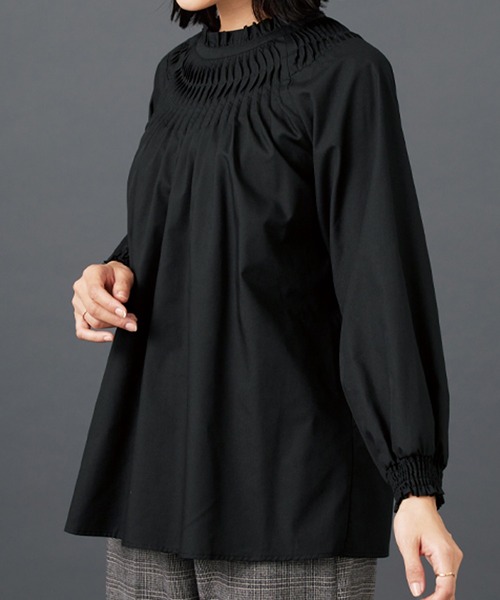 BELLUNA PLUS(ベルーナ)の「タックデザインフリル衿ブラウス(シャツ/ブラウス・レディース・ベージュ/ブラック・MEDIUM/LARGE/X-LARGE)」の3枚目の写真