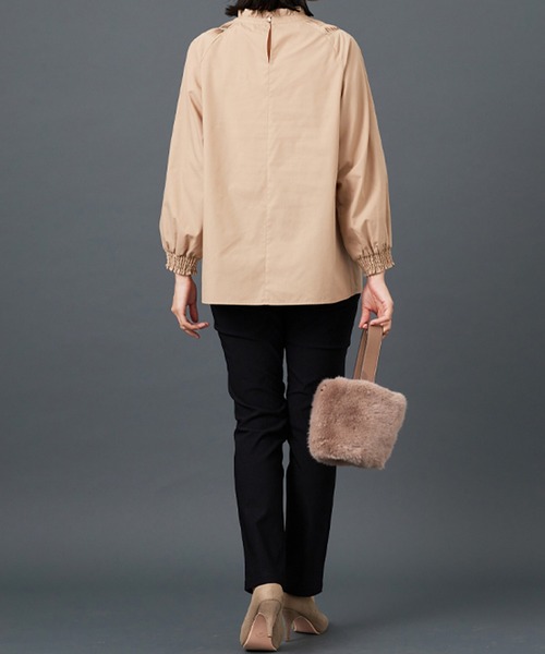 BELLUNA PLUS(ベルーナ)の「タックデザインフリル衿ブラウス(シャツ/ブラウス・レディース・ベージュ/ブラック・MEDIUM/LARGE/X-LARGE)」の6枚目の写真