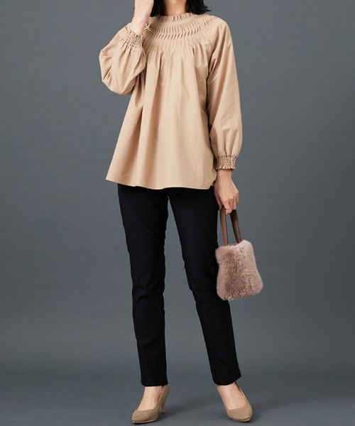 BELLUNA PLUS(ベルーナ)の「タックデザインフリル衿ブラウス(シャツ/ブラウス・レディース・ベージュ/ブラック・MEDIUM/LARGE/X-LARGE)」の5枚目の写真