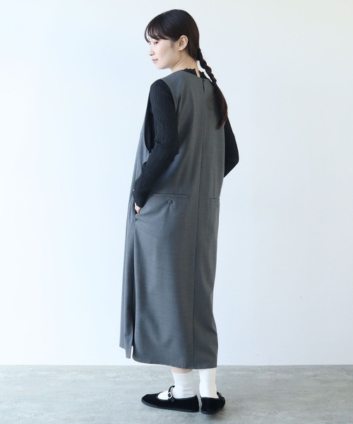 yuni（ユニ ）の「super120オックス スリットネックジャンパースカート 