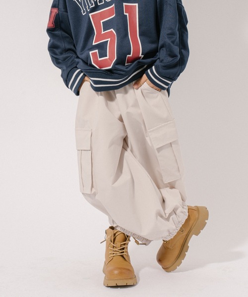 URBAN CHERRY(アーバンチェリー)の「ライトタフタカーゴパンツ(カーゴパンツ・キッズ・アイボリー/ピンク/ブラック・150cm/140cm/120cm/110cm/130cm)」の2枚目の写真