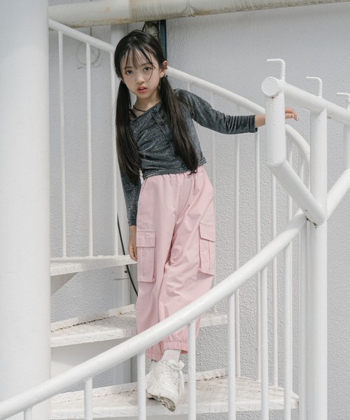 URBAN CHERRY(アーバンチェリー)の「ライトタフタカーゴパンツ(カーゴパンツ・キッズ・アイボリー/ピンク/ブラック・150cm/140cm/120cm/110cm/130cm)」の11枚目の写真