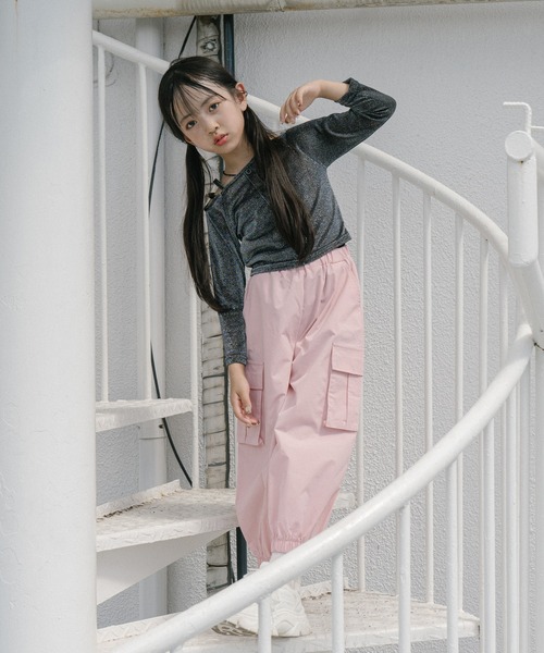 URBAN CHERRY(アーバンチェリー)の「ライトタフタカーゴパンツ(カーゴパンツ・キッズ・アイボリー/ピンク/ブラック・150cm/140cm/120cm/110cm/130cm)」の12枚目の写真
