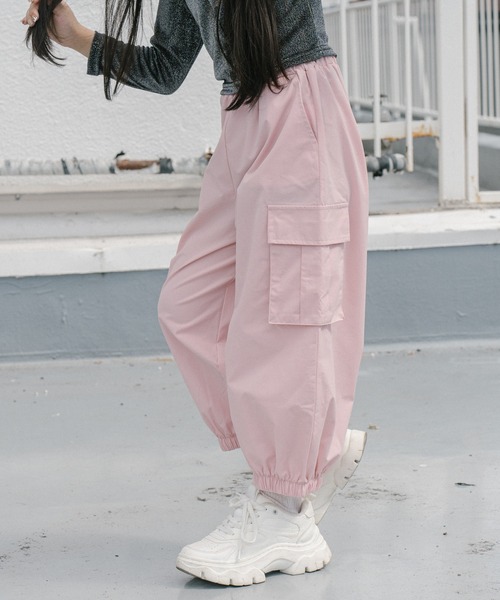 URBAN CHERRY(アーバンチェリー)の「ライトタフタカーゴパンツ(カーゴパンツ・キッズ・アイボリー/ピンク/ブラック・150cm/140cm/120cm/110cm/130cm)」の14枚目の写真