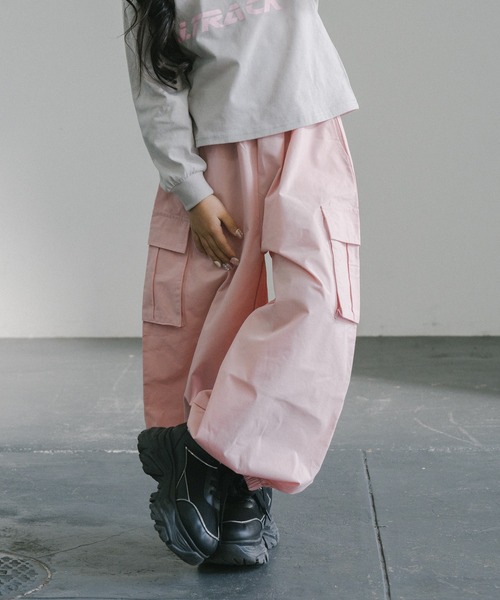 URBAN CHERRY(アーバンチェリー)の「ライトタフタカーゴパンツ(カーゴパンツ・キッズ・アイボリー/ピンク/ブラック・150cm/140cm/120cm/110cm/130cm)」の22枚目の写真