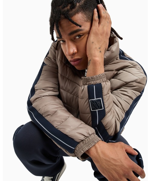 ARMANI EXCHANGE(アルマーニエクスチェンジ)の「【A|X アルマーニ エクスチェンジ】テープデザイン パファージャケット(ナイロンジャケット・メンズ・ネイビー/グレイッシュベージュ・LARGE/MEDIUM/SMALL/X-LARGE/X-SMALL)」の3枚目の写真