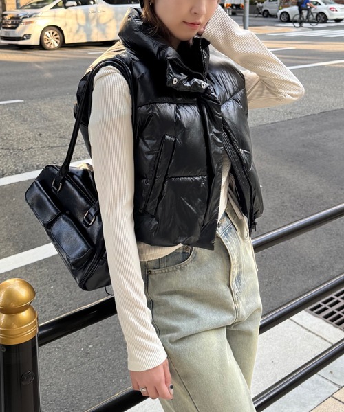 clear（クリア）の「メタリック中綿ショート丈ベス [小顔 甘辛コーデにも]≪2024AW新作≫（その他アウター・レディース・シルバー/アイボリー/ブラック・F）」の2枚目の写真