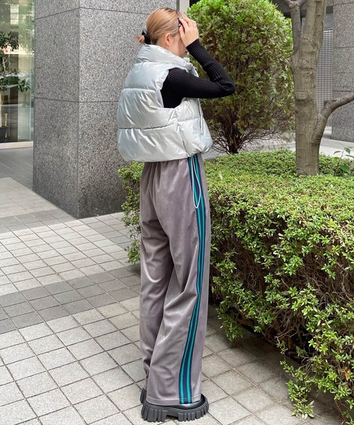 clear（クリア）の「メタリック中綿ショート丈ベス [小顔 甘辛コーデにも]≪2024AW新作≫（その他アウター・レディース・シルバー/アイボリー/ブラック・F）」の6枚目の写真