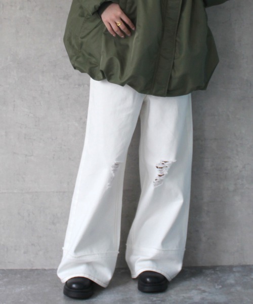 SELECT LEVERY(セレクトリベリー)の「クラッシュダメージ加工リメイク風デニムワイドパンツ(デニムパンツ・レディース・ライトグレー/ライトブルー/ホワイト/ブラック系その他・X-LARGE/LARGE/MEDIUM/SMALL)」の2枚目の写真