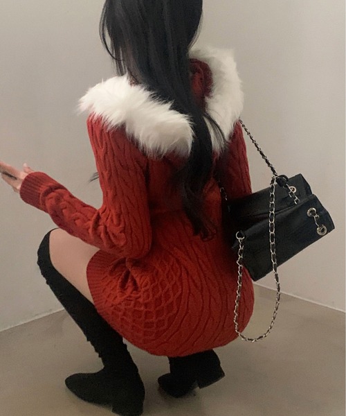 gossip!ロサンゼルス(ゴシップロサンゼルス)の「Y2K エコファー フード ケーブル スレンダーニットワンピ(ワンピース・レディース・ブラック/ワイン・FREE)」の1枚目の写真