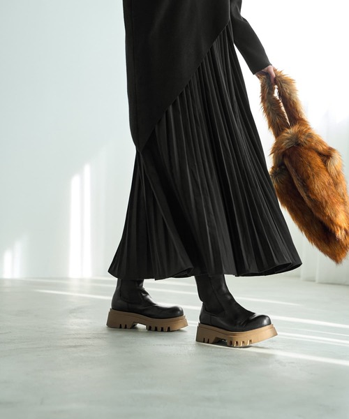 STYLE DELI(スタイルデリ)の「ななめニットレイヤードワンピース(ワンピース・レディース・ベージュ/ブラック・SMALL/MEDIUM)」の5枚目の写真