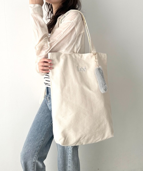 Lee（リー）の「Lee/リー ロゴ刺繍 しっぽファー付き ビッグポケット トートバッグ/推し活 カラー/大きめうちわ キーホルダー（トートバッグ・レディース・パープル/ピンク/ブラック/シルバー/ブルー・FREE）」の5枚目の写真