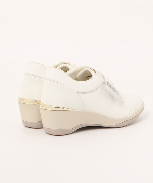 Riz raffinee(リズラフィーネ)の「ヒールアップベルトスニーカー(スニーカー・レディース・ベージュ系その他7/アイボリー/ブラック・24.5cm/24cm/23.5cm/23cm/22.5cm)」の11枚目の写真