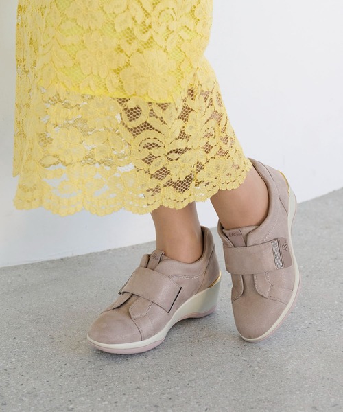 Riz raffinee(リズラフィーネ)の「ヒールアップベルトスニーカー(スニーカー・レディース・ベージュ系その他7/アイボリー/ブラック・24.5cm/24cm/23.5cm/23cm/22.5cm)」の3枚目の写真