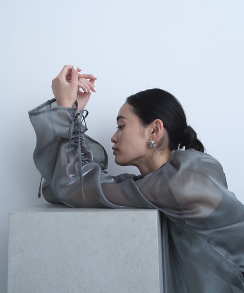 AIC.（エーアイシー）の「オーガンジーシャーリングブラウス（シャツ/ブラウス・レディース・グレー/アイボリー/ブラック・FREE）」の4枚目の写真