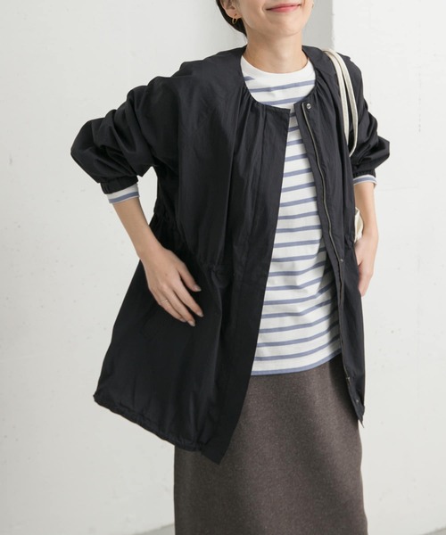 URBAN RESEARCH DOORS(アーバンリサーチドアーズ)の「ギャザーノーカラーブルゾン(ブルゾン・レディース・ネイビー/ライトカーキ・MEDIUM)」の2枚目の写真