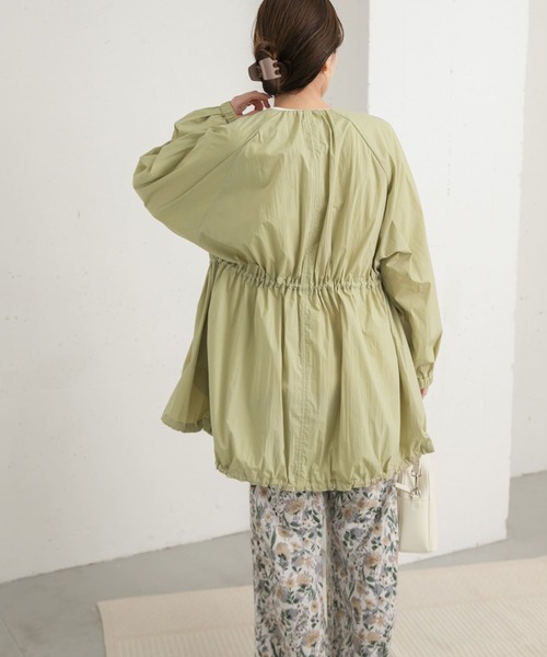 URBAN RESEARCH DOORS(アーバンリサーチドアーズ)の「ギャザーノーカラーブルゾン(ブルゾン・レディース・ネイビー/ライトカーキ・MEDIUM)」の11枚目の写真