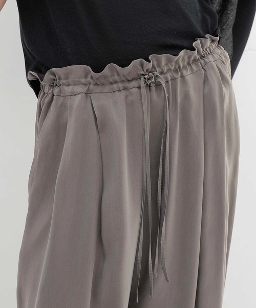DRESSLAVE(ドレスレイブ)の「fibril cupra gather wide pants(フィブリルキュプラギャザーワイドパンツ)(その他パンツ・レディース・グレー/ブラック・38/36)」の3枚目の写真