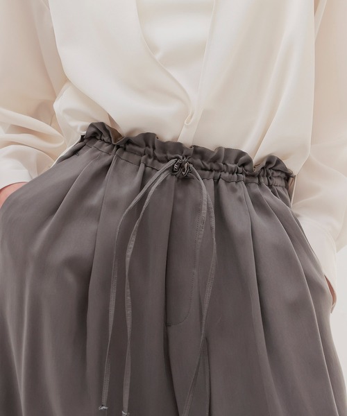 DRESSLAVE(ドレスレイブ)の「fibril cupra gather wide pants(フィブリルキュプラギャザーワイドパンツ)(その他パンツ・レディース・グレー/ブラック・38/36)」の13枚目の写真