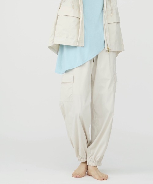 TIGORA（ティゴラ）の「ティゴラ TIGORA フィットネス 縦畝ワイドカーゴパンツ（カーゴパンツ・レディース・ブラック/ライトベージュ・S/M/L/XL）」の2枚目の写真