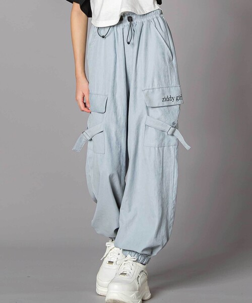 ZIDDY（ジディ）の「サテンカーゴパンツ(130~160cm)（カーゴパンツ・キッズ・ブラック/ブルー・140cm/150cm/FREE/130cm）」の2枚目の写真