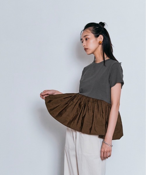 W:Huku(フーク)の「切り替え 配色 ペプラム コンパクト Tシャツ / 半袖 ハーフスリーブ(Tシャツ/カットソー・レディース・オフホワイト/ライトブラウン/ブラック/チャコール・M/L)」の5枚目の写真