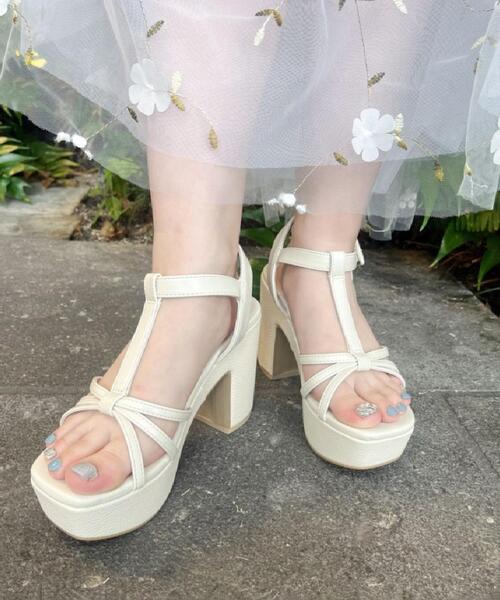 ESPERANZA(エスペランサ)の「Tストラップミニバックルサンダル(サンダル・レディース・グレー/アイボリー/ブラック・S/LL/L/M)」の2枚目の写真