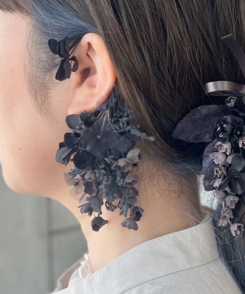 m.soeur(エムスール)の「スズランの花束イヤーフック(イヤーカフ・レディース・ホワイト/ブラック/グレー・FREE)」の2枚目の写真