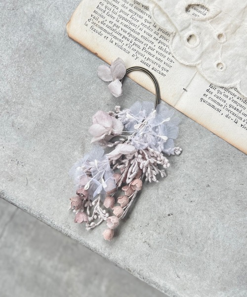 m.soeur(エムスール)の「スズランの花束イヤーフック(イヤーカフ・レディース・ホワイト/ブラック/グレー・FREE)」の5枚目の写真