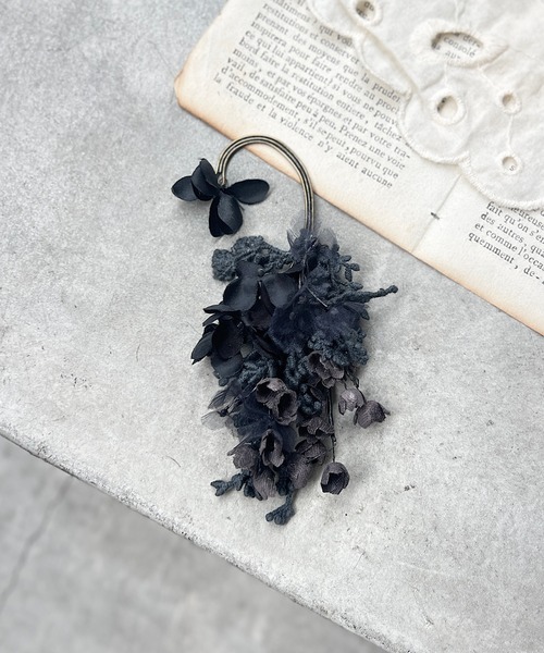 m.soeur(エムスール)の「スズランの花束イヤーフック(イヤーカフ・レディース・ホワイト/ブラック/グレー・FREE)」の6枚目の写真