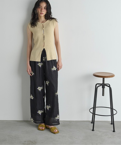 THE YOn(ザヨン)の「フラワーエンブロイダリーシアーイージーパンツ(その他パンツ・レディース・ブラウン/ブラック/アイボリー・FREE)」の13枚目の写真