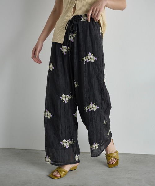 THE YOn(ザヨン)の「フラワーエンブロイダリーシアーイージーパンツ(その他パンツ・レディース・ブラウン/ブラック/アイボリー・FREE)」の5枚目の写真