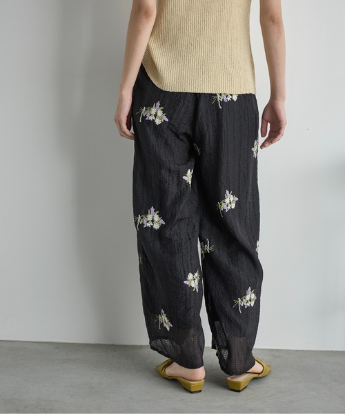 THE YOn(ザヨン)の「フラワーエンブロイダリーシアーイージーパンツ(その他パンツ・レディース・ブラウン/ブラック/アイボリー・FREE)」の8枚目の写真