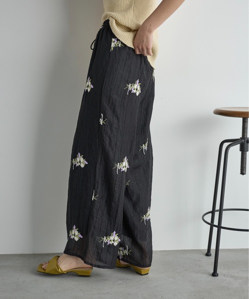 THE YOn(ザヨン)の「フラワーエンブロイダリーシアーイージーパンツ(その他パンツ・レディース・ブラウン/ブラック/アイボリー・FREE)」の6枚目の写真