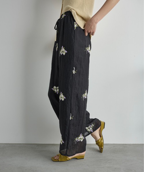 THE YOn(ザヨン)の「フラワーエンブロイダリーシアーイージーパンツ(その他パンツ・レディース・ブラウン/ブラック/アイボリー・FREE)」の7枚目の写真