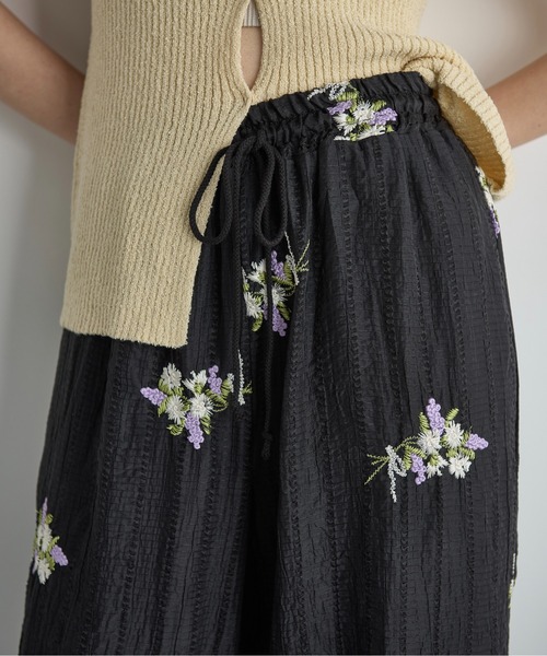 THE YOn(ザヨン)の「フラワーエンブロイダリーシアーイージーパンツ(その他パンツ・レディース・ブラウン/ブラック/アイボリー・FREE)」の11枚目の写真