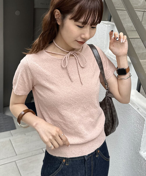 DISCOAT(ディスコート)の「≪紐取り外し可能≫【umm.】ミニブークレチョーカー半袖プルオーバー(ニット/セーター・レディース・アイボリー/ネイビー/ピンク・FREE)」の3枚目の写真