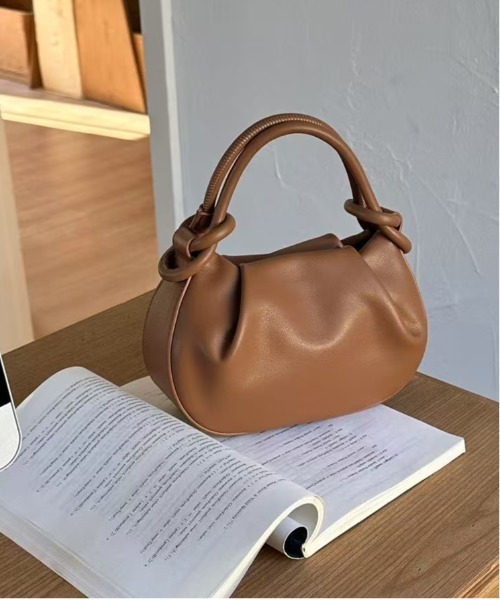 FINEnough(ファインナフ)の「シェルハンドル2WAYミニショルダーバッグ(ショルダーバッグ・レディース・ブラック/アイボリー/キャメル/ブラウン/レッド/ピンク/シルバー/ブルー・FREE)」の5枚目の写真
