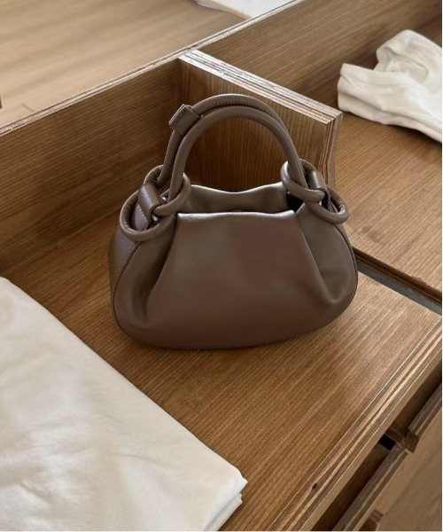 FINEnough(ファインナフ)の「シェルハンドル2WAYミニショルダーバッグ(ショルダーバッグ・レディース・ブラック/アイボリー/キャメル/ブラウン/レッド/ピンク/シルバー/ブルー・FREE)」の3枚目の写真