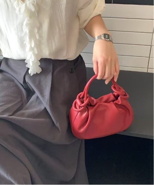 FINEnough(ファインナフ)の「シェルハンドル2WAYミニショルダーバッグ(ショルダーバッグ・レディース・ブラック/アイボリー/キャメル/ブラウン/レッド/ピンク/シルバー/ブルー・FREE)」の7枚目の写真