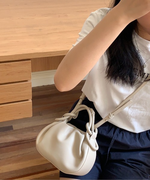 FINEnough(ファインナフ)の「シェルハンドル2WAYミニショルダーバッグ(ショルダーバッグ・レディース・ブラック/アイボリー/キャメル/ブラウン/レッド/ピンク/シルバー/ブルー・FREE)」の14枚目の写真