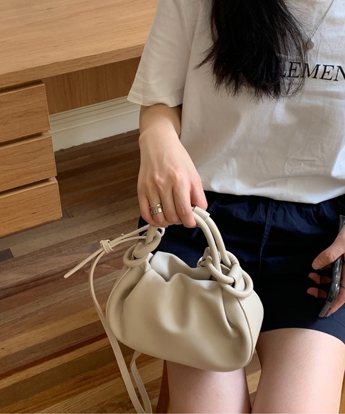 FINEnough(ファインナフ)の「シェルハンドル2WAYミニショルダーバッグ(ショルダーバッグ・レディース・ブラック/アイボリー/キャメル/ブラウン/レッド/ピンク/シルバー/ブルー・FREE)」の12枚目の写真