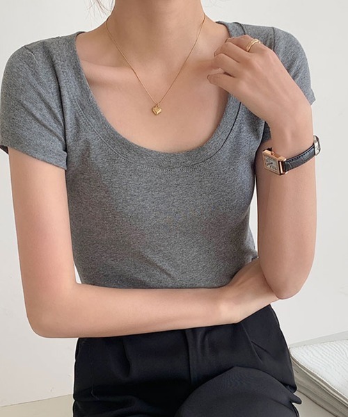 ReRe(リリ)の「UネックシンプルTシャツ(Tシャツ/カットソー・レディース・グレー/ダークグリーン/グレイッシュベージュ/ブラック/ホワイト/グリーン/レッド/イエロー/パープル/インディゴブルー・FREE)」の4枚目の写真