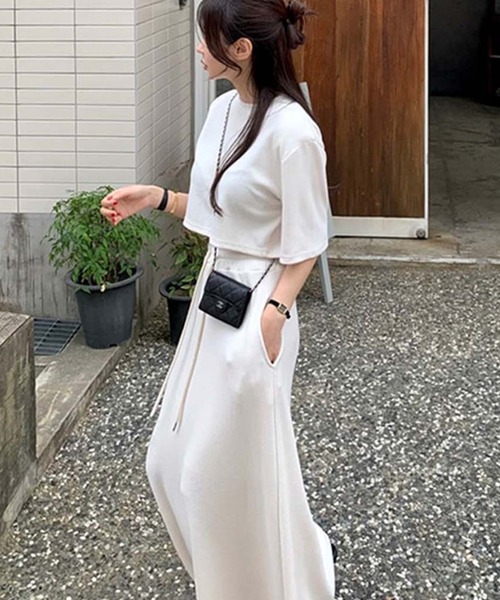 LAFFMO(ラフモ)の「セットアップ クロップドトップス&ロングスカート(セットアップ・レディース・ホワイト/ブラック・F)」の1枚目の写真