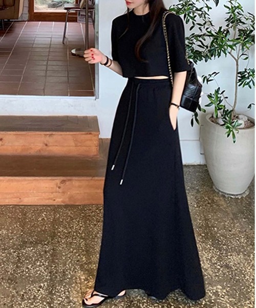 LAFFMO(ラフモ)の「セットアップ クロップドトップス&ロングスカート(セットアップ・レディース・ホワイト/ブラック・F)」の2枚目の写真