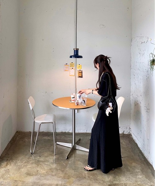 LAFFMO(ラフモ)の「セットアップ クロップドトップス&ロングスカート(セットアップ・レディース・ホワイト/ブラック・F)」の15枚目の写真