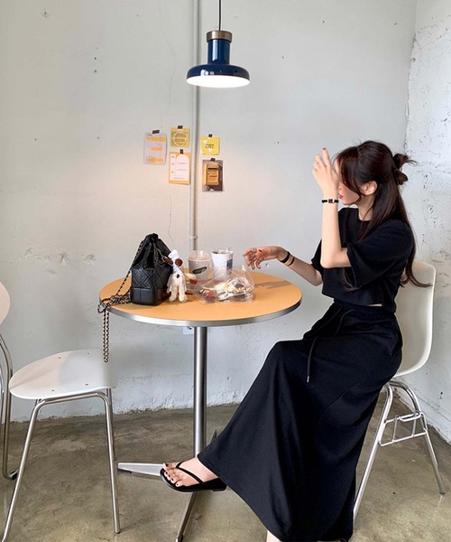 LAFFMO(ラフモ)の「セットアップ クロップドトップス&ロングスカート(セットアップ・レディース・ホワイト/ブラック・F)」の18枚目の写真